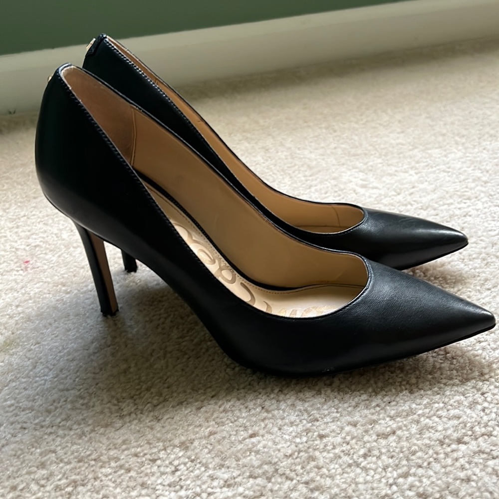 Black leather Sam Edelman pointed toe pumps